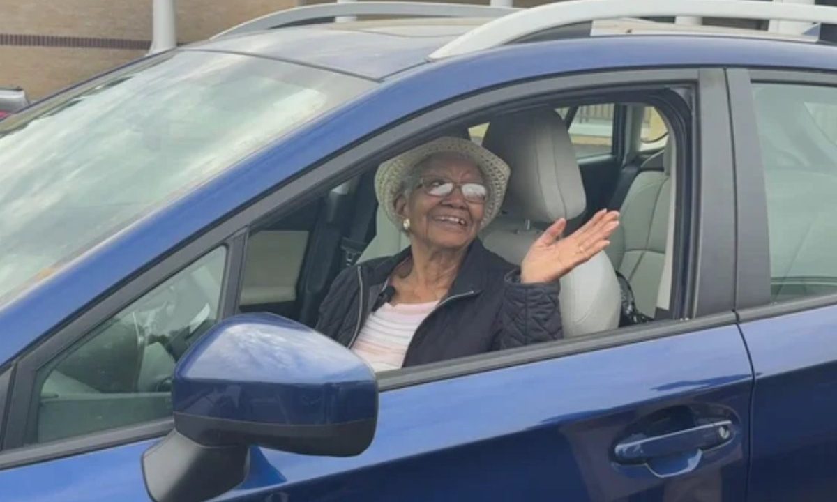 Foto de Dona Susan, idosa de 108 anos, após renovar CNH