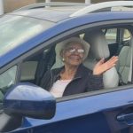 Foto de Dona Susan, idosa de 108 anos, após renovar CNH