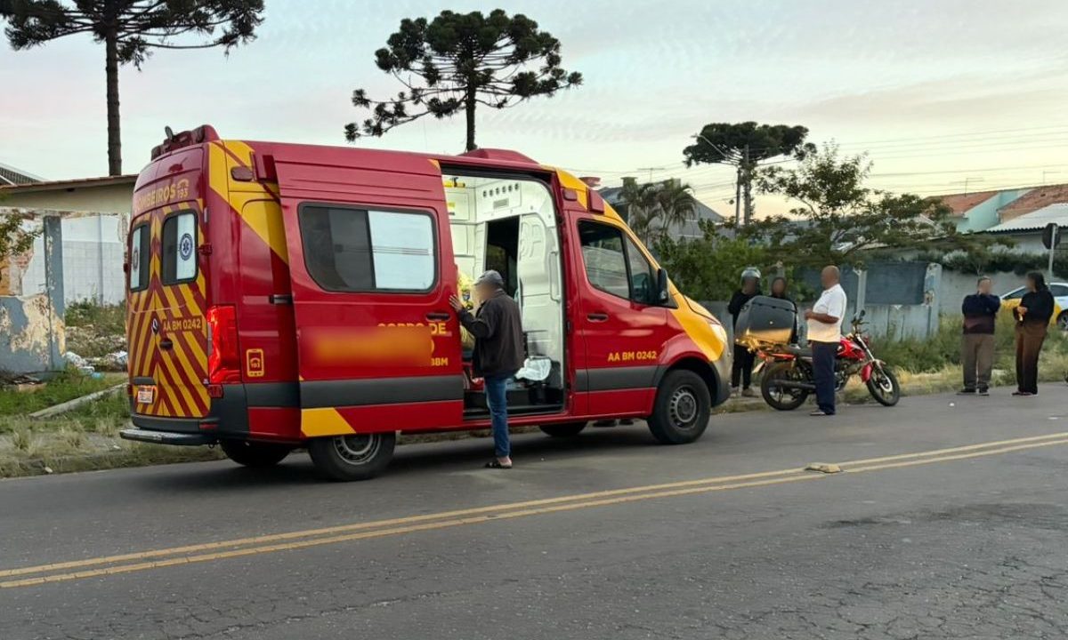 Equipes do Corpo de Bombeiros atendem idoso atropelado no bairro Cajuru, em Curitiba.
