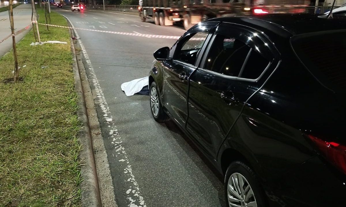Equipes de socorro tentaram reanimar idoso atropelado na Linha Verde, em Curitiba, mas ele veio a óbito.