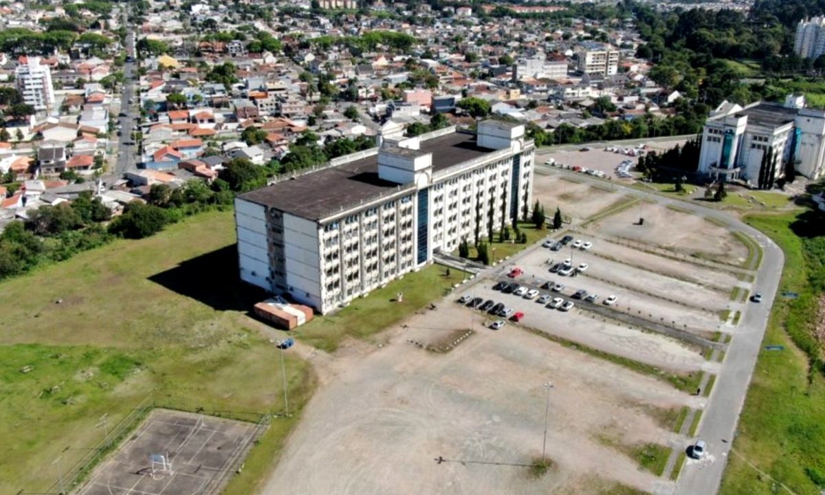 Foto do imóvel no bairro Campo Comprido, em Curitiba, que vai ser novamente levado a leilão em razão de débitos trabalhistas.