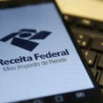Receita Federal do Paraná ainda aguarda mais de 300 mil declarações do Imposto de Renda 2026. A imagem mostra um celular com a logo da Receita Federal.