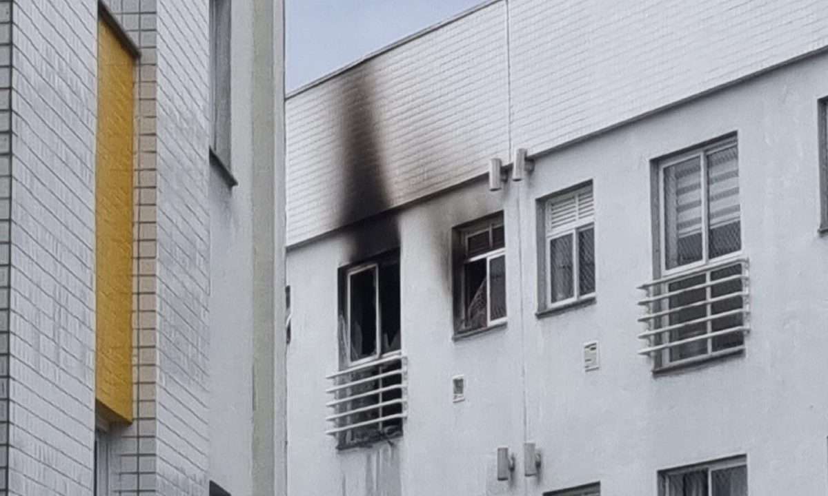 Lado de fora do apartamento com janela destruída após incêndio no bairro Vista Alegre, em Curitiba.