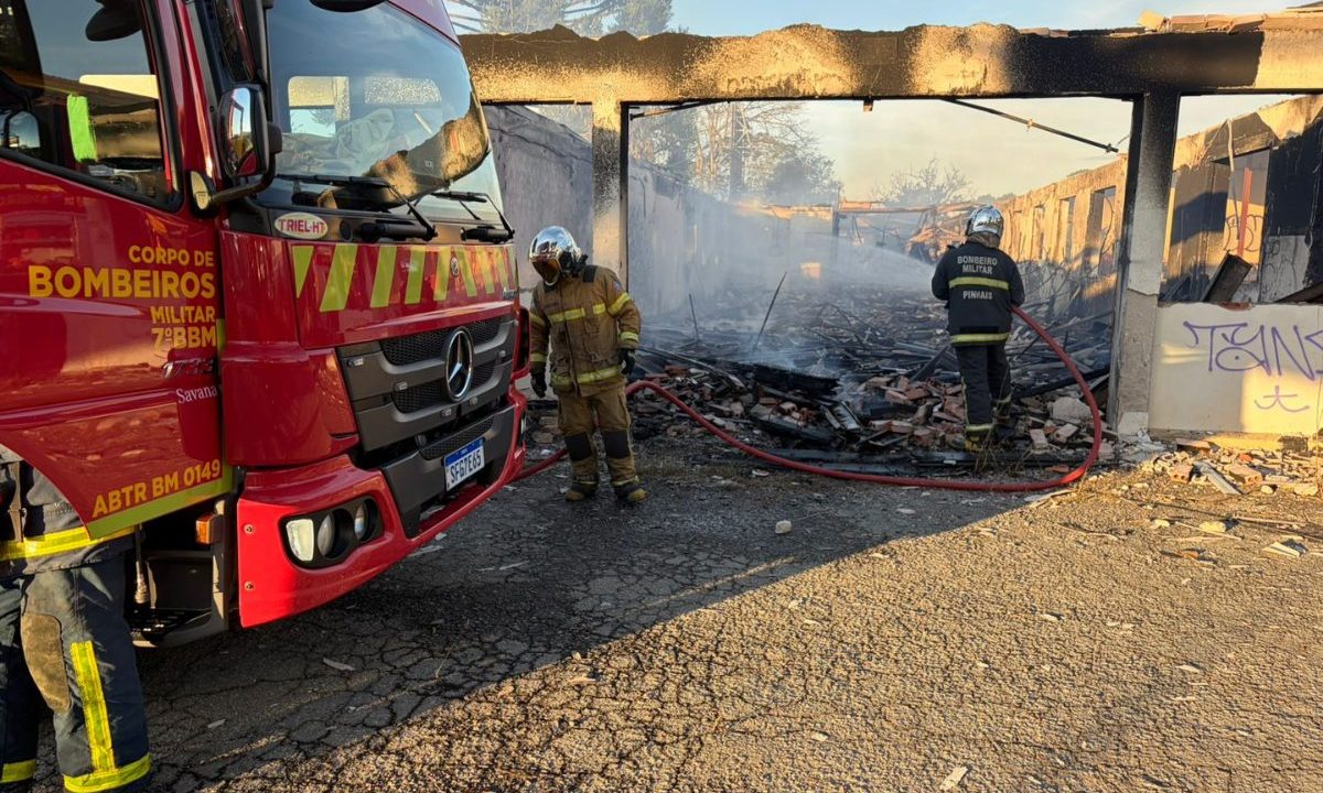 Imagem mostra bombeiros atuando em incêndio em barracão no Atuba.