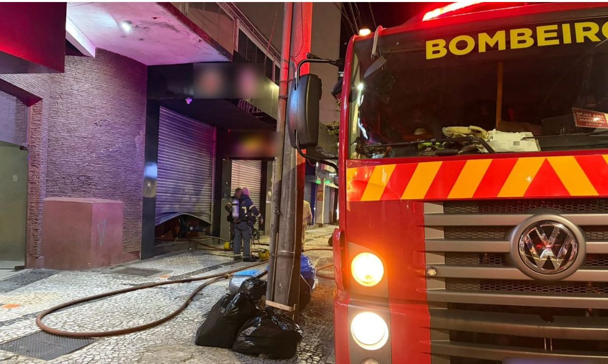 Caminhão do Corpo de Bombeiros em frente a restaurante atingido por incêndio no Centro de Curitiba.