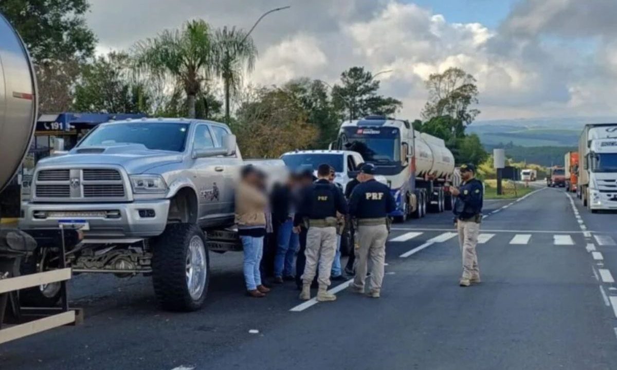 PRF aborda influenciador Cesar Rincon, que estava sem CNH, na BR-376, em Tibagi.
