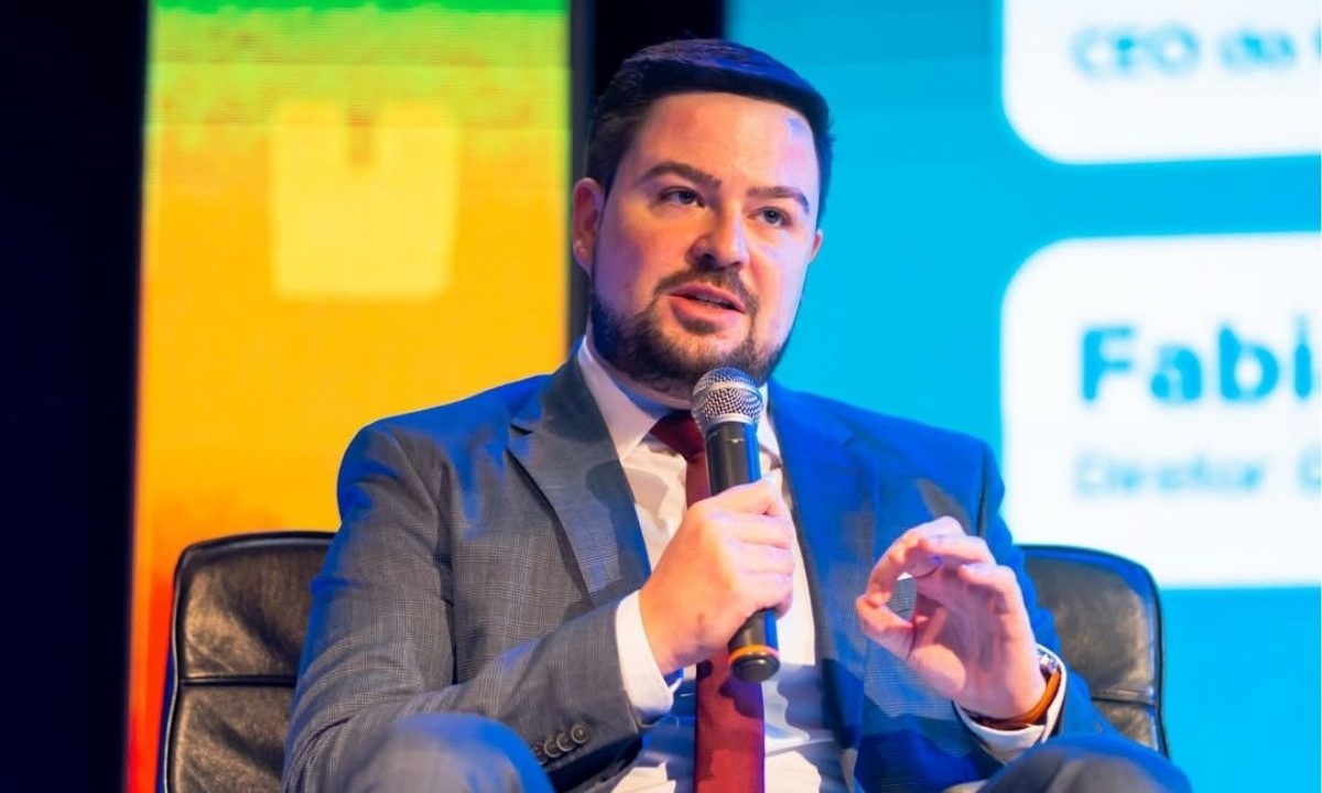 Acordo entre Mercosul e União Europeia deve impactar preços e indústria brasileira. A foto mostra João Alfredo Nyegray, o especialista, palestrando.