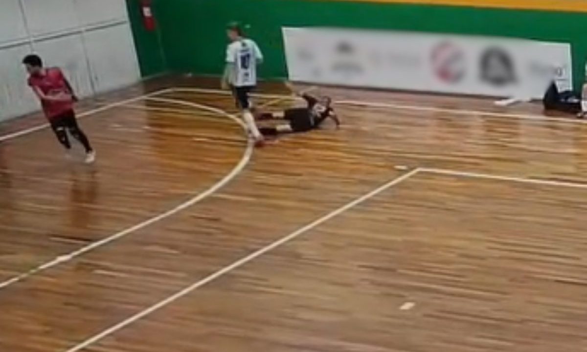 Imagem mostra momento em que jogador tem a perna perfurada por pedaço de madeira.