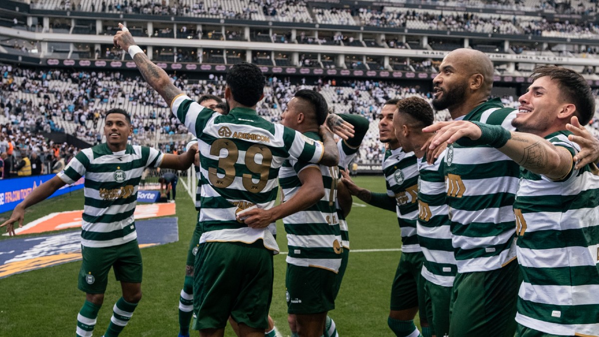 Jogadores do Coritiba comemoram vitória sobre o Santos na Neo Química Arena, pelo Brasileirão