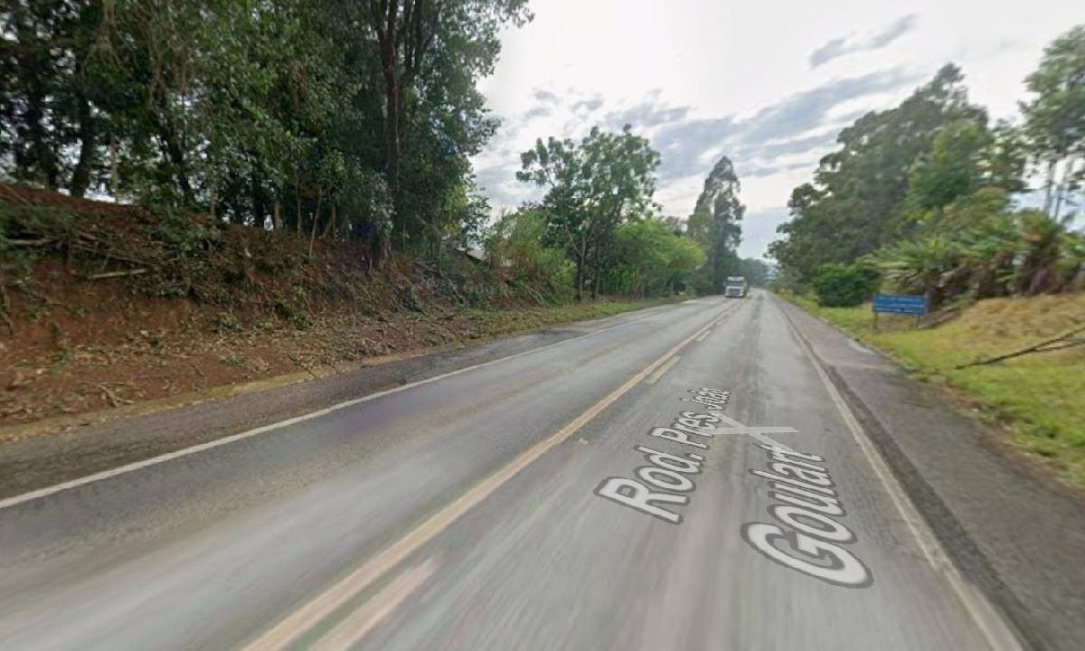 Foto mostra local onde aconteceu o acidente na BR-153