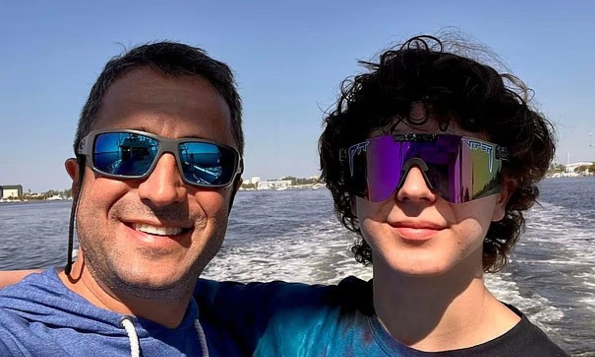 Tommy Habeeb aparece ao lado do filho Thomas Habeeb IV em registro familiar nos Estados Unidos. Jovem morre após overdose ligada a vaporizador.