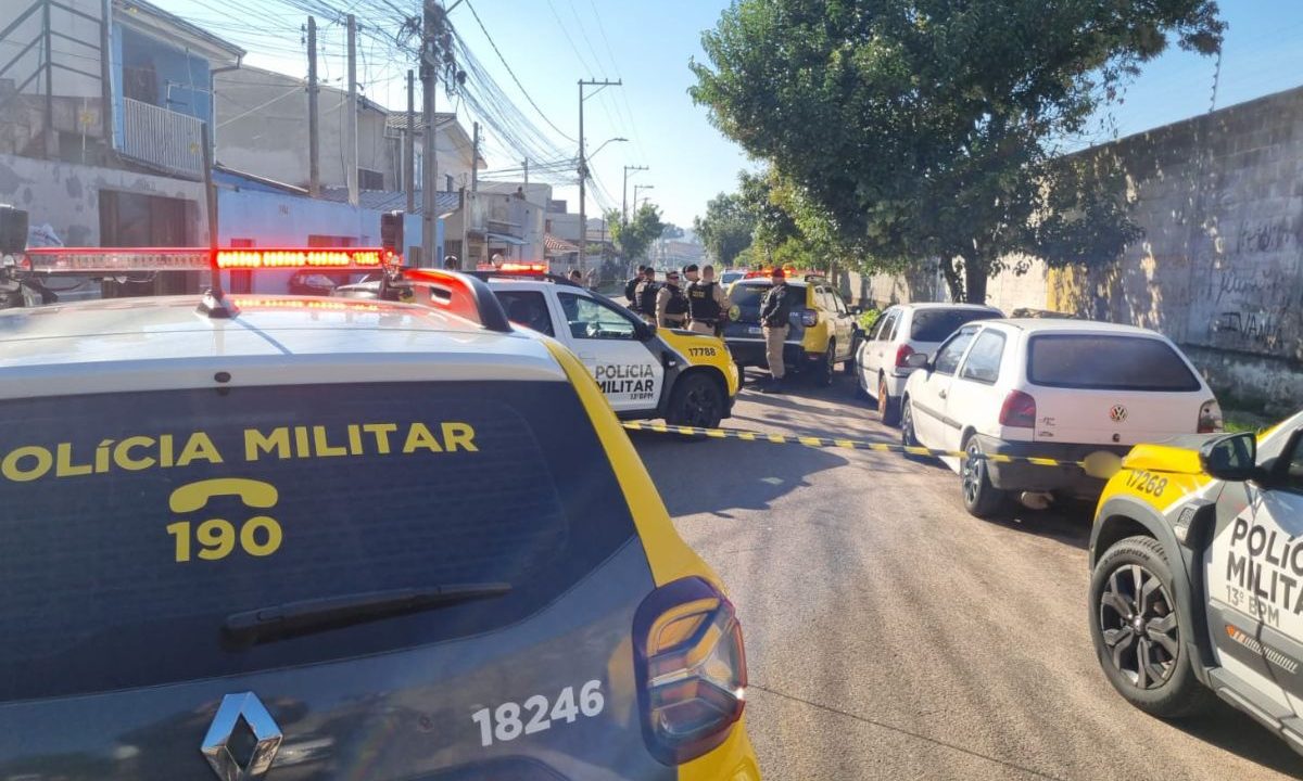 foto do local onde o jovem foi rendido e executado a tiros em curitiba. na imagem aparece diversas viaturas da polícia