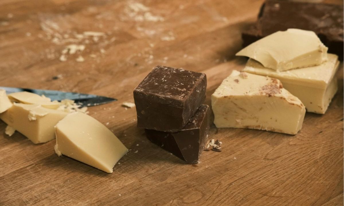 Nova lei define percentual mínimo de cacau e muda regras para venda de chocolates no Brasil. A imagem mostra chocolates.