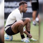 Neymar sentado sobre a bola durante treinamento do Santos antes da Copa do Mundo de 2026.