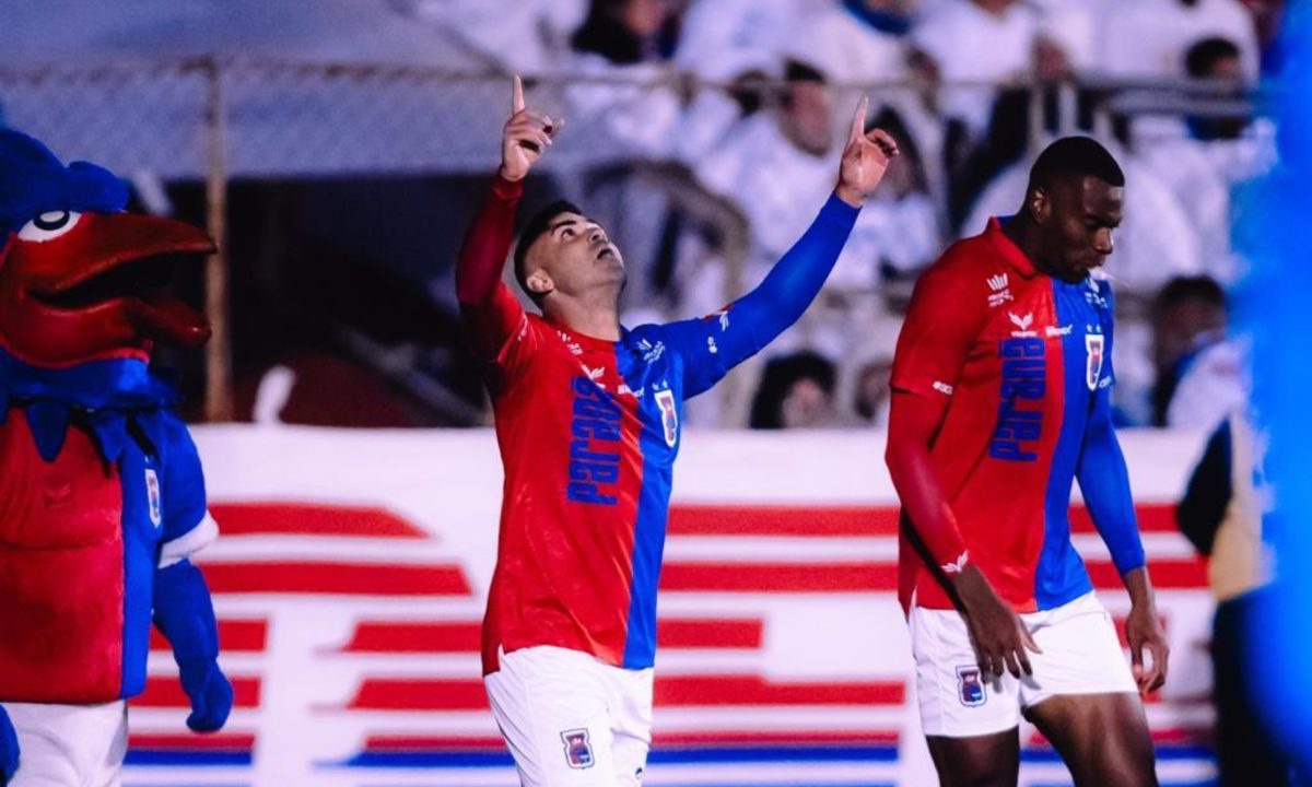 Foto do atacante Liliu comemorando gol contra o Toledo