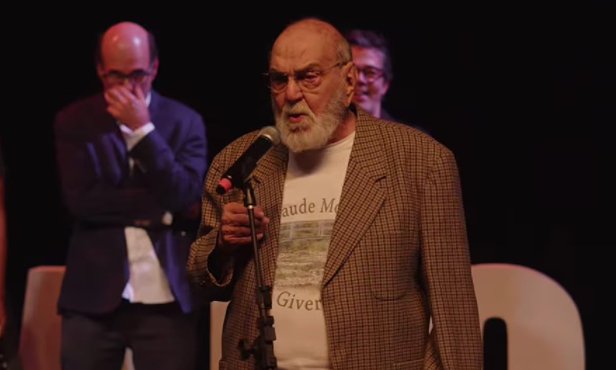 Frame de vídeo com o ator Lima Duarte no palco da cerimônia do APCA, em que falou sobre "prostitutas pretas".