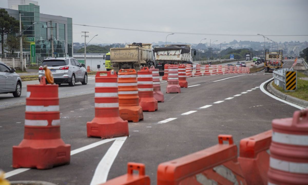 Bloqueios e estreitamento de pistas na Linha Verde durante obras em trânsito no bairro Tarumã, em Curitiba.