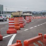 Bloqueios e estreitamento de pistas na Linha Verde durante obras em trânsito no bairro Tarumã, em Curitiba.