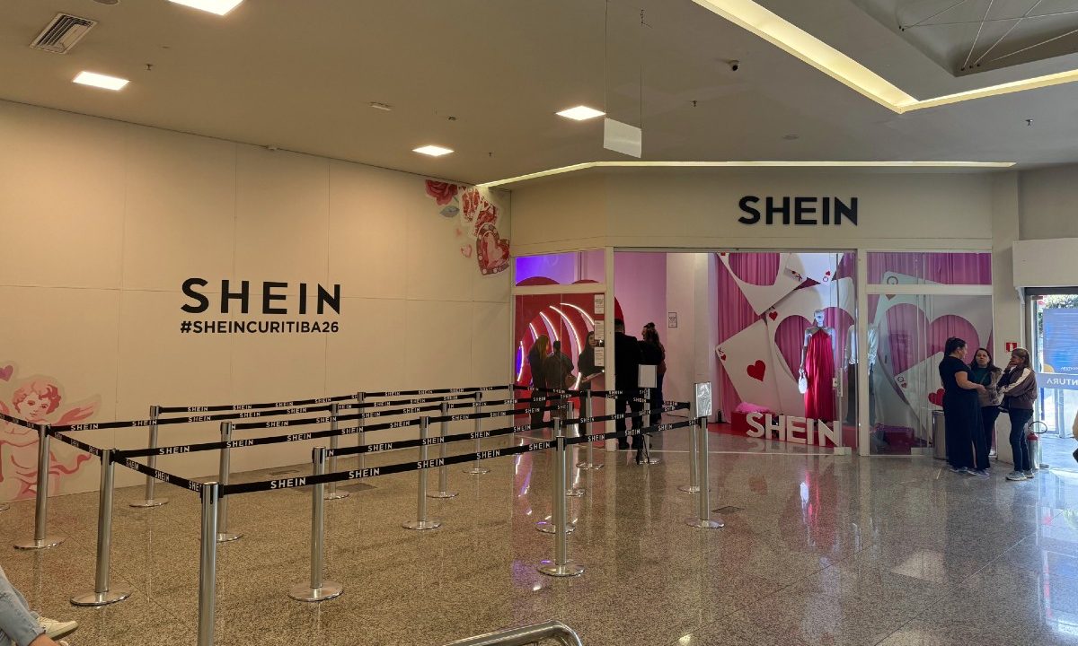 na imagem, a loja da shein em curitiba, no shopping ventura, que abriu nesta quarta-feira (27) e fica na cidade até 31 de maio