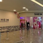 na imagem, a loja da shein em curitiba, no shopping ventura, que abriu nesta quarta-feira (27) e fica na cidade até 31 de maio