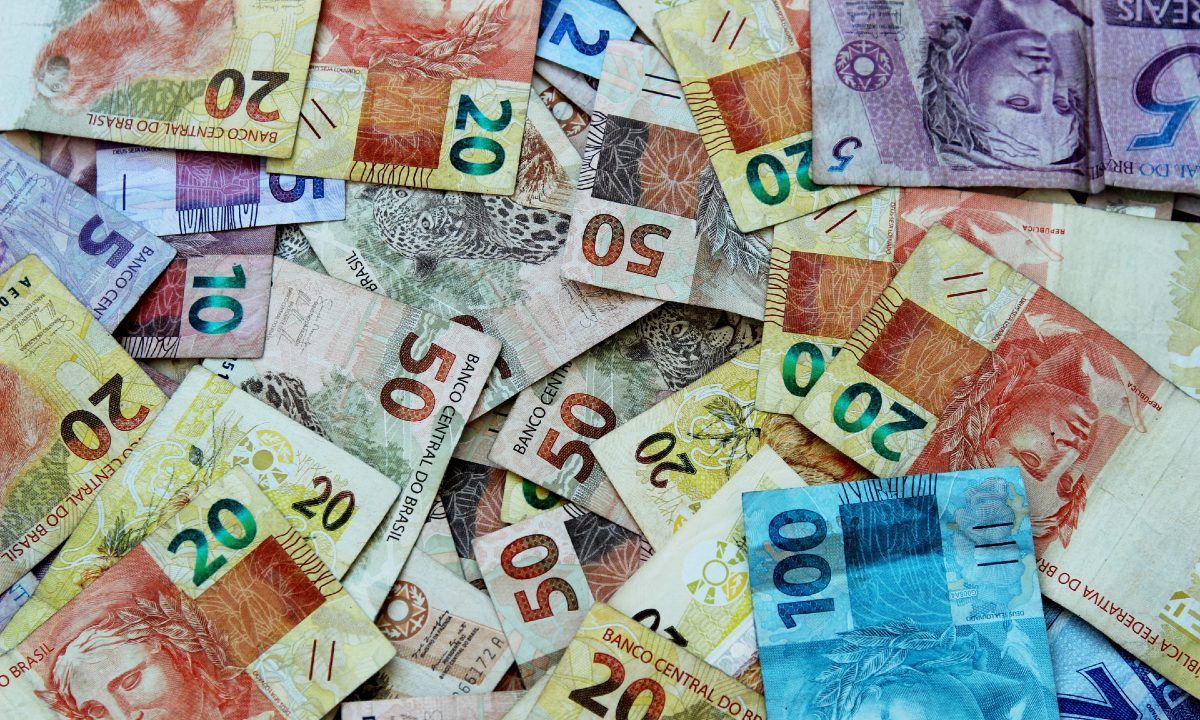 Foto de várias cédulas de dinheiro, representando o resultado da Loteria Federal 6067.