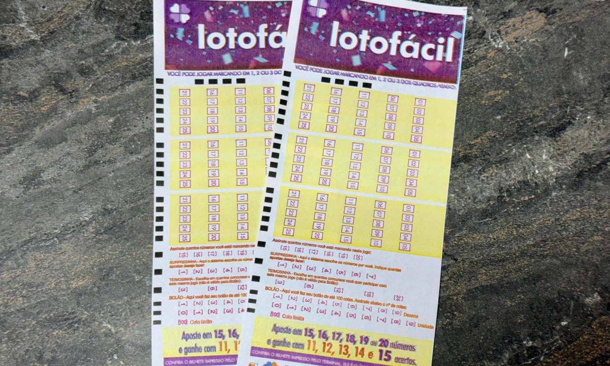 Foto de dois bilhetes da Lotofácil para o prêmio de hoje.