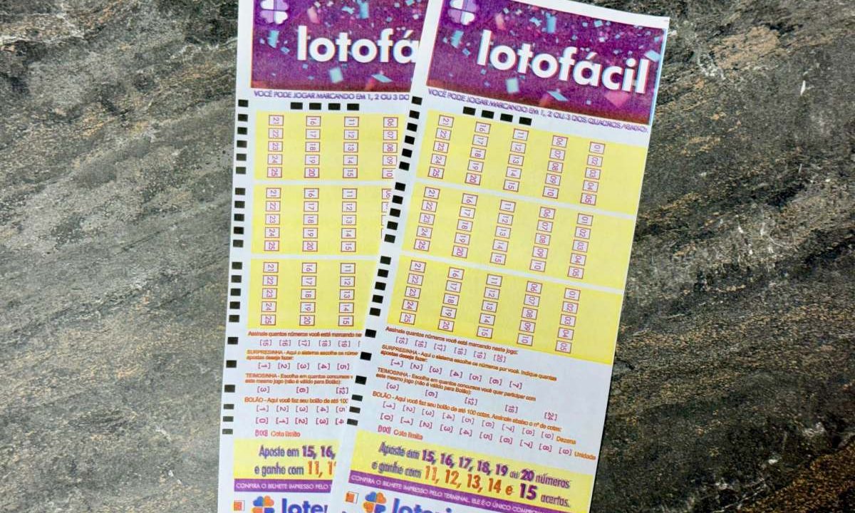 Volantes da Lotofácil 3705 sob uma bancada de mármore. O resultado do sorteio foi divulgado na último segunda