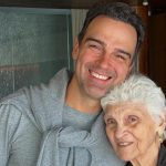 Foto do apresentador Tadeu Schmidt ao lado da mãe, que morreu aos 92 anos