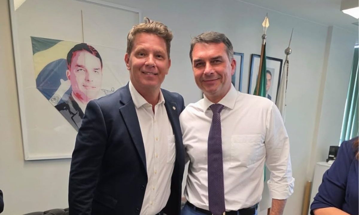 Mário Frias é alvo de investigação sobre envio de emendas parlamentares relacionadas à produtora do filme Dark Horse. A imagem mostra Mário Frias ao lado de Flávio Bolsonaro, que também enviou áudio para Daniel Vorcaro a respeito do filme Dark Horse, sobre Jair Bolsonaro.