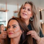 Especialista faz avaliação capilar antes de aplicação de mega hair nano pele invisível em Curitiba.