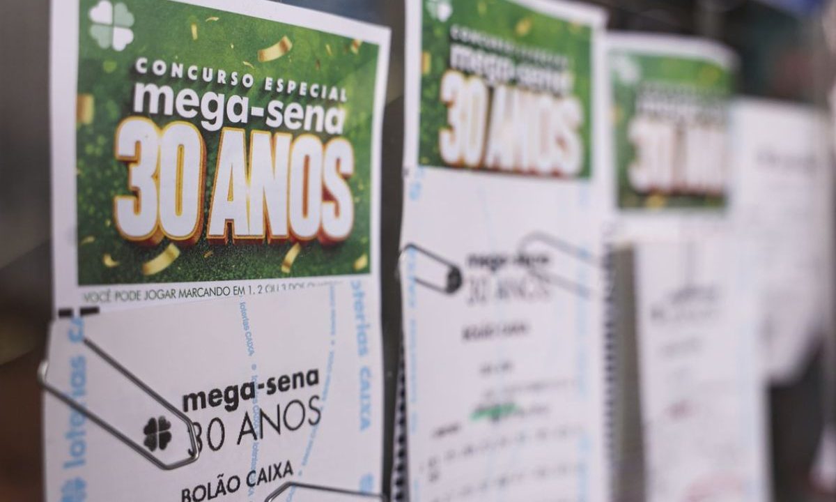 Volantes da Mega-Sena 30 anos em parede de lotérica