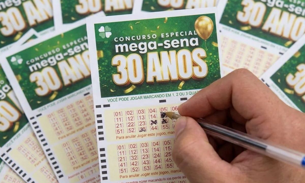 Caneta anotando dezenas em volante do resultado da Mega-Sena 30 anos