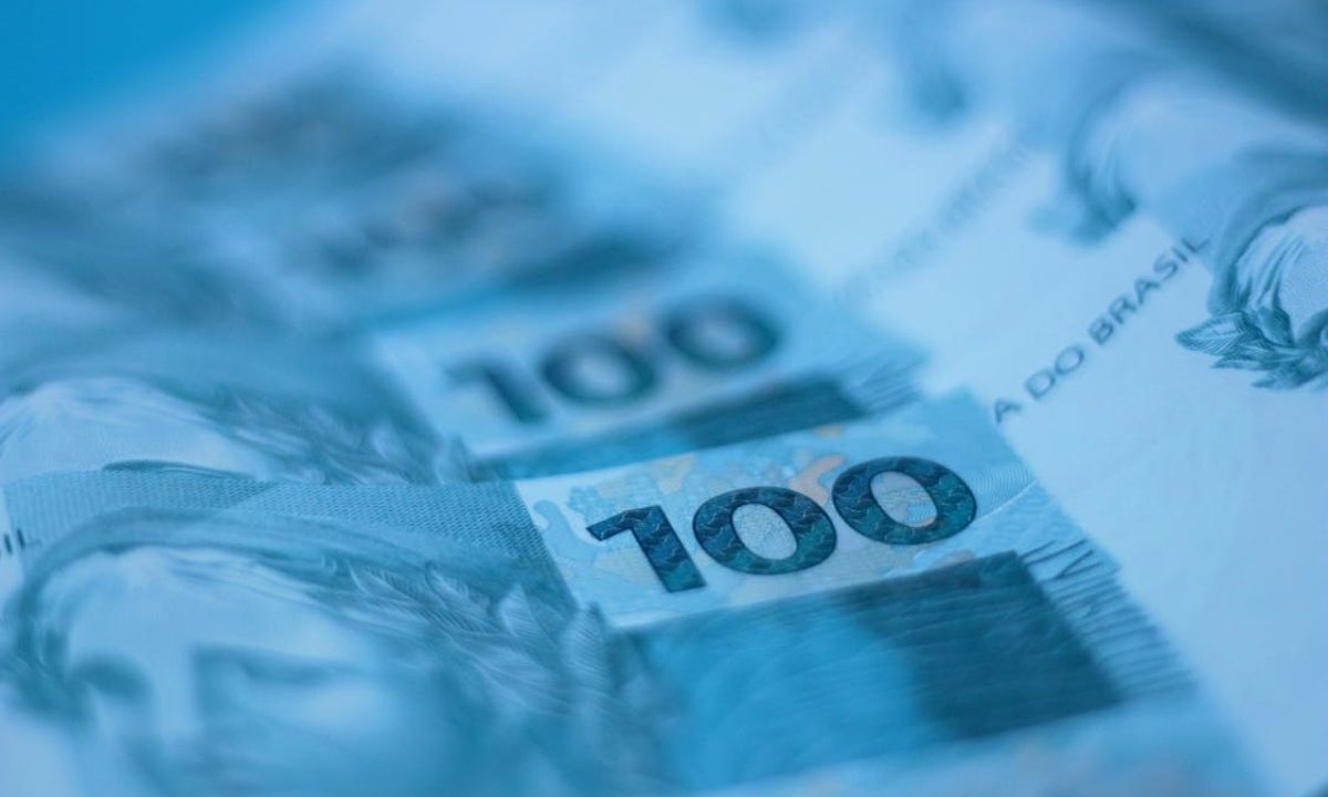 Várias notas de R$ 100 para representar prêmio da Mega-Sena 30 anos
