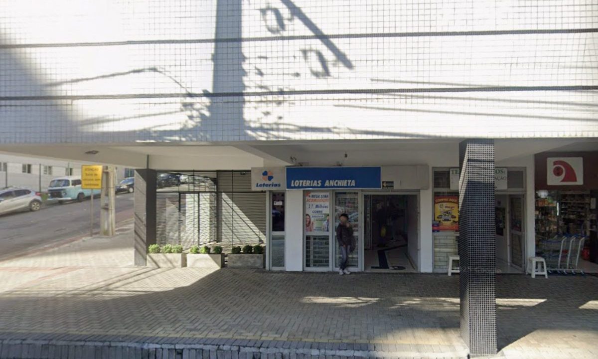 Foto da fachada da casa lotérica onde saíram os prêmios do bolão e da aposta principal no resultado da Mega-Sena 3002