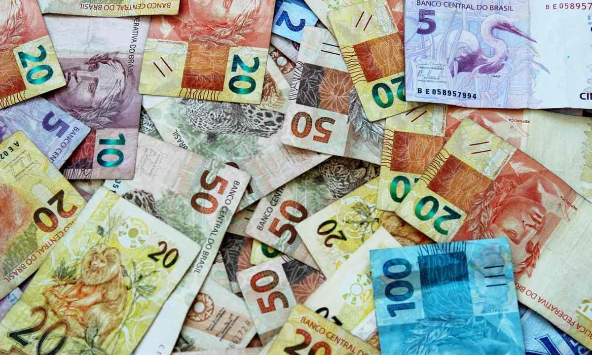 Dinheiro em quantidade para representar prêmio da Mega-Sena 3004