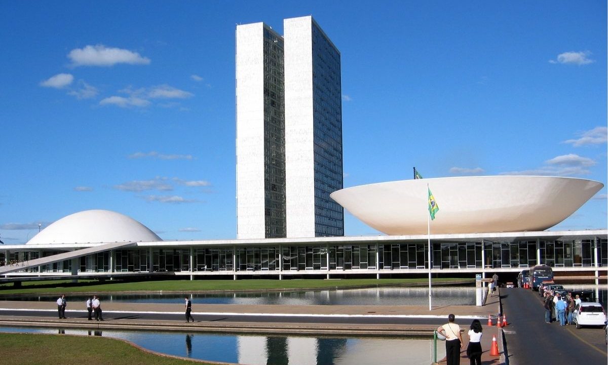 Proposta aprovada na Câmara prevê reajuste automático do limite de faturamento do MEI pela inflação. A imagem mostra o Congresso Nacional.