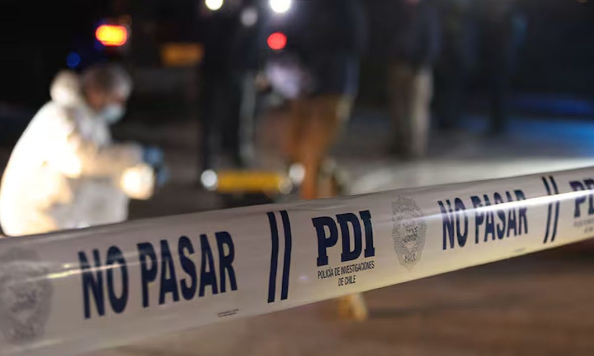 Área isolada pela polícia após queda de criança de prédio em Santiago, no Chile. Menina caiu do 11º andar.