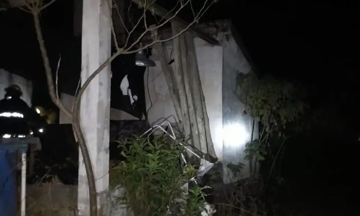 Foto da casa depois de incêndio que matou menina de 3 anos na Argentina.