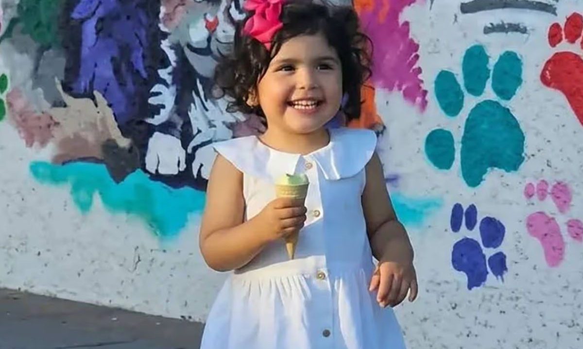 Foto mostra a menina de 2 anos que morreu após cair do 11º andar de um prédio. Ela é branca com cabelo preto. Na foto, ela toma um sorvete.