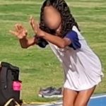 Foto mostra menina de 12 anos que morreu após ter pescoço cortado por linha de pipa pulando no que parece ser um campo de futebol. Ela tem cabelos levemente cacheados e usa uniforme de escola