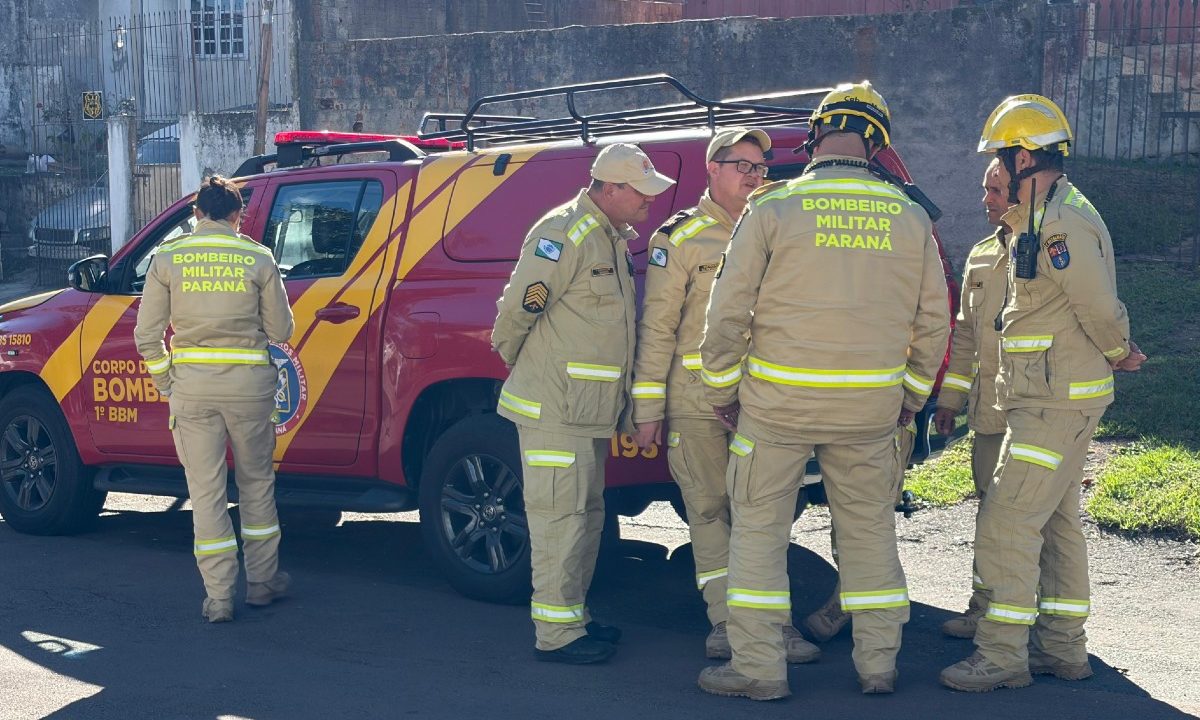 Ambulância do Corpo de Bombeiros e bombeiros em atendimento depois que morador do bairro Santa Quitéria encontrou um aparelho de raio-X abandonado em Curitiba.