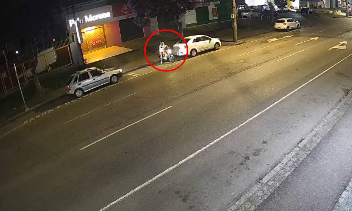 Foto mostra moto sendo furtada em Curitiba