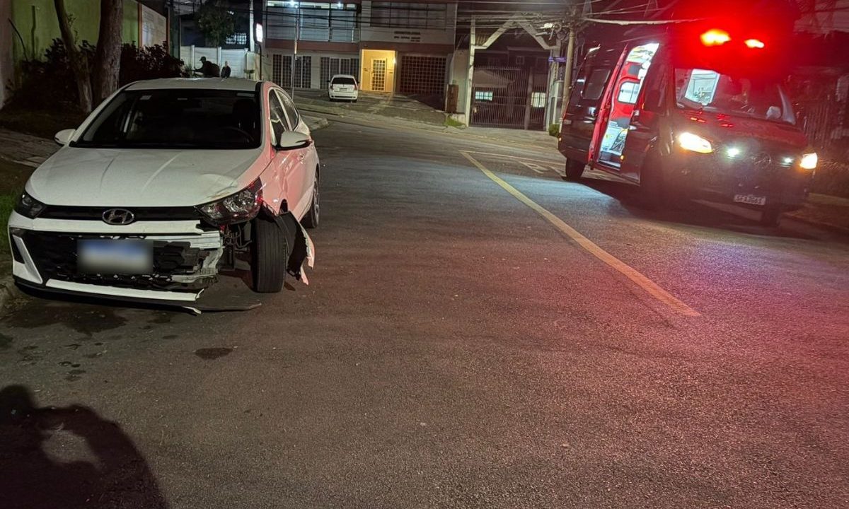 HB20 destruído após acidente com motoboy no bairro Vista Alegre, em Curitiba.