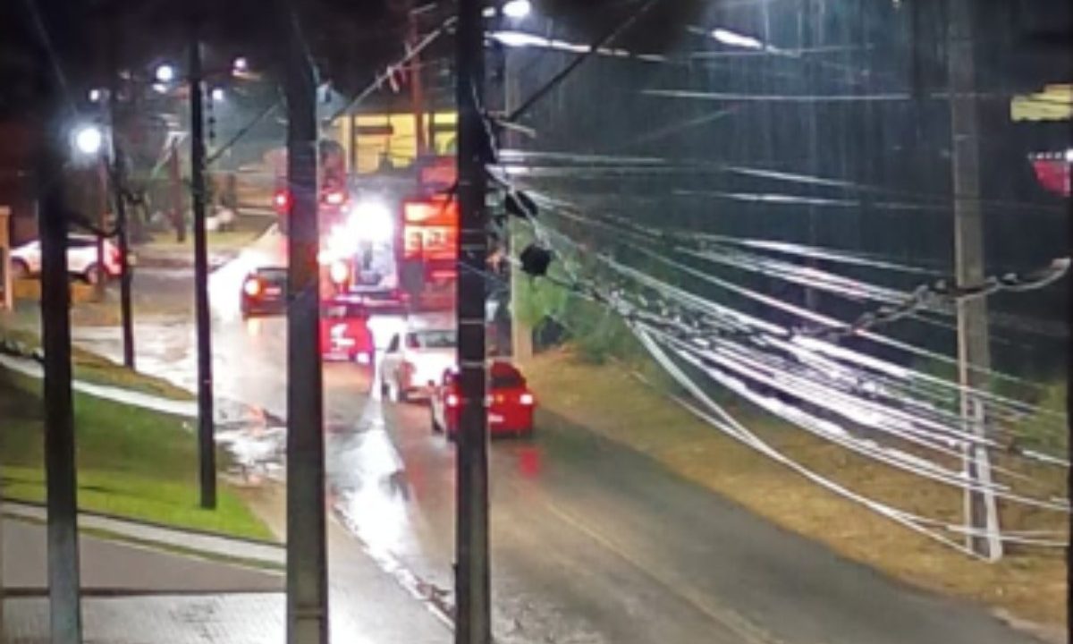 Trânsito em local onde motociclista ficou ferido após acidente em Almirante Tamandaré