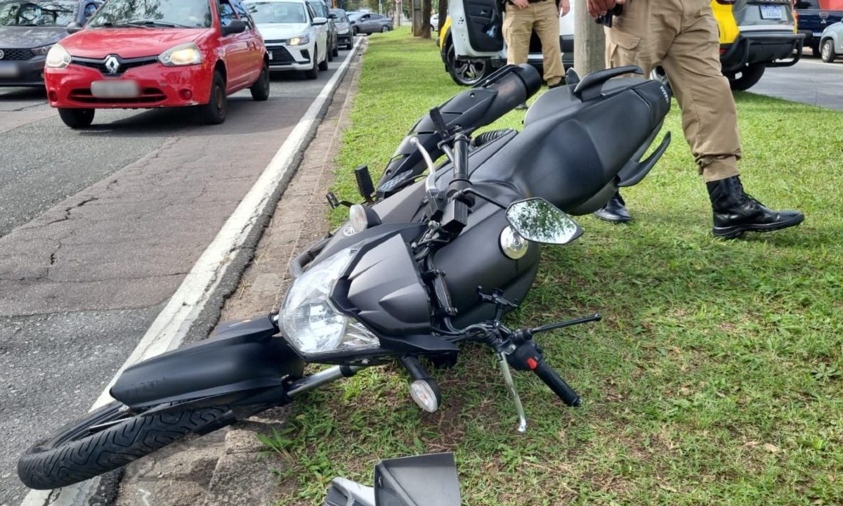 motociclista-fratura-perna-acidente-onibus-carro-agua-verde