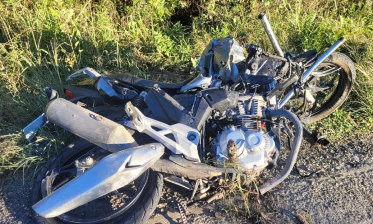 Motocicleta destruída e caída no chão após motociclista morrer em grave acidente na BR-153, em Rio Azul, no Paraná.