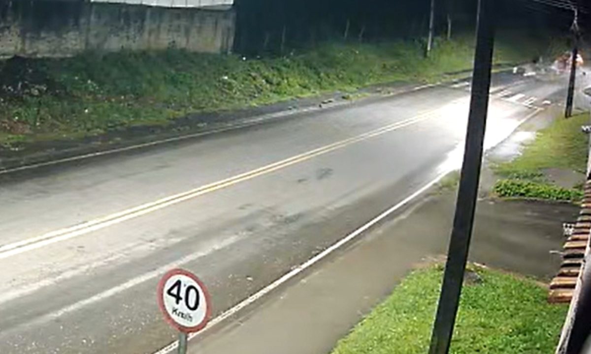 Foto registrada por câmera de segurança mostra colisão frontal entre moto e táxi que matou motociclista