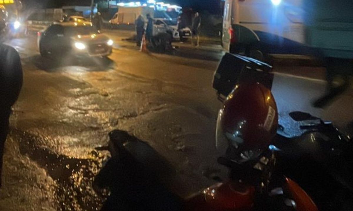 Equipes de resgate atendem ocorrência de acidente na BR-116, em Curitiba. Motociclista morre e garupa fica ferida.