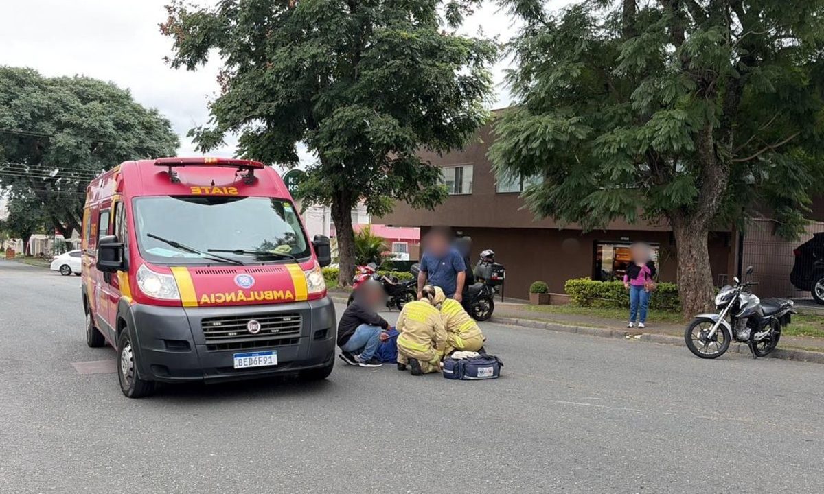 Ambulância do Corpo de Bombeiros socorrendo motociclista envolvido em acidente com carro no bairro Hauer, em Curitiba.