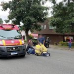 Ambulância do Corpo de Bombeiros socorrendo motociclista envolvido em acidente com carro no bairro Hauer, em Curitiba.
